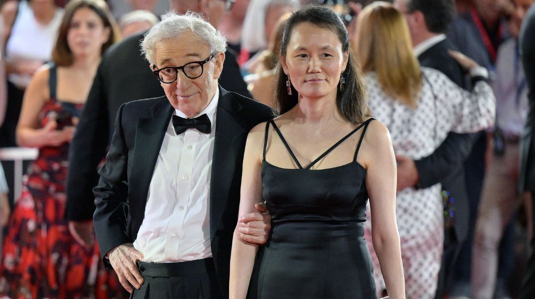 Σουν-Γι Πρέβιν: Τα μηνύματα της συζύγου του Γούντι Άλεν στον Τζέφρι Έπσταϊν κατά του κινήματος #MeToo και οι αιχμές για τον Ρόναν Φάροου