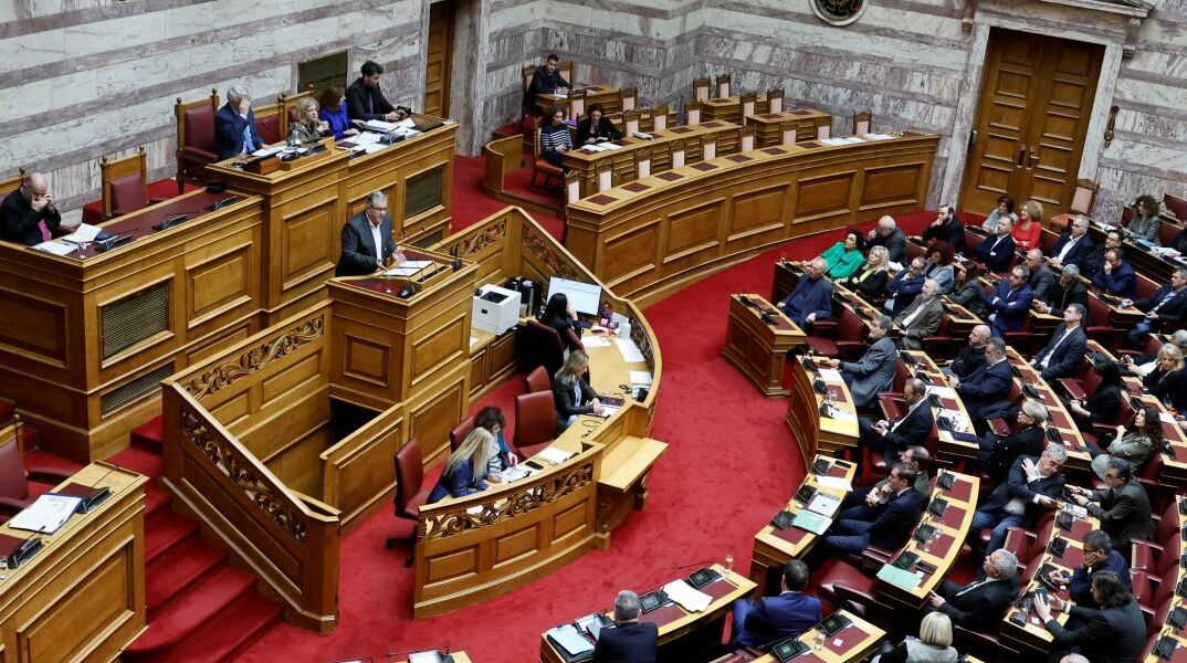 Η συζήτηση για την άρση της ασυλίας στην Ολομέλεια της Βουλής, στο βήμα ο Δημήτρης Κουτσούμπας