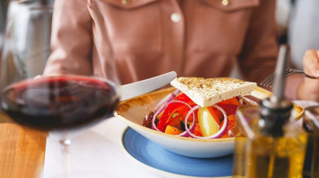 Μελέτη σε 100.000 γυναίκες έδειξε ότι η μεσογειακή διατροφή μειώνει τον κίνδυνο εγκεφαλικού έως 25%, προστατεύοντας ακόμα και από αιμορραγικά επεισόδια.