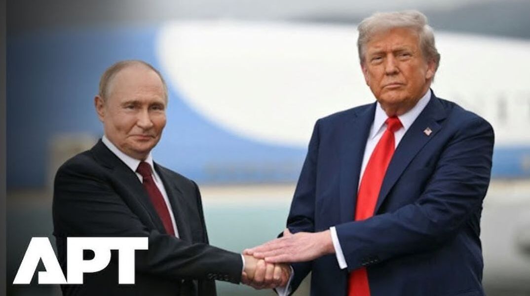 O Βλαντιμίρ Πούτιν και ο Ντόναλντ Τραμπ δίνουν τα χέρια