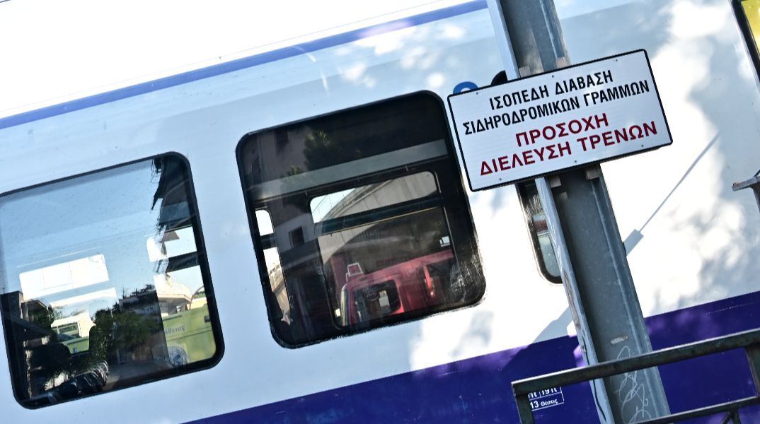 Σταματημένος συρμός του Προαστιακού