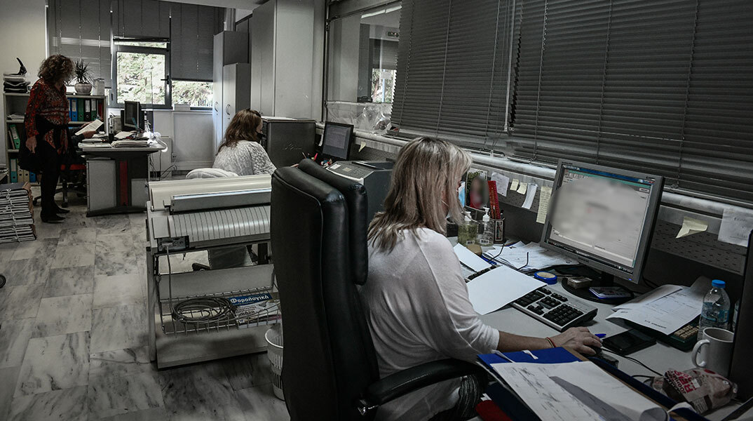 Άρση μονιμότητας δημοσίων υπαλλήλων: Συζήτηση ουσίας ή εντυπωσιασμού;