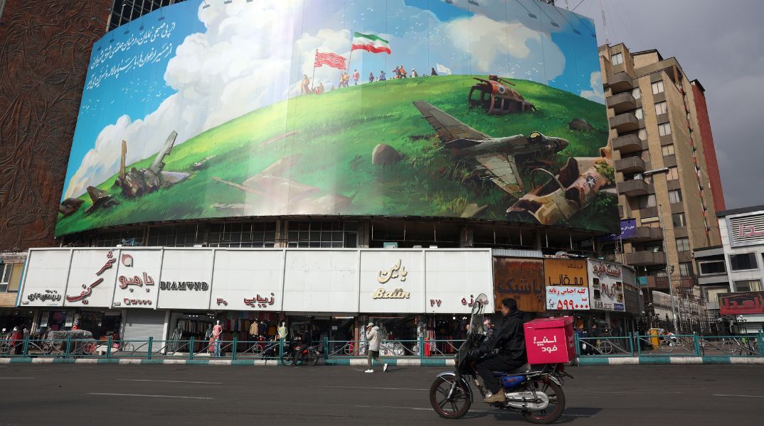 Κρίσιμες έμμεσες συνομιλίες ΗΠΑ-Ιράν στο Ομάν για τα πυρηνικά - Η Ουάσιγκτον απειλεί με νέα στρατιωτική επίθεση - Η Τεχεράνη ζητά εγγυήσεις