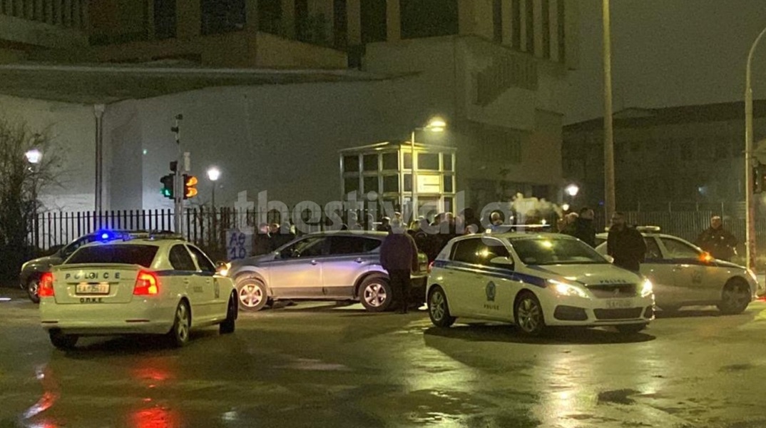 Στις 309 οι προσαγωγές για τα επεισόδια με μολότοφ έξω από το ΑΠΘ