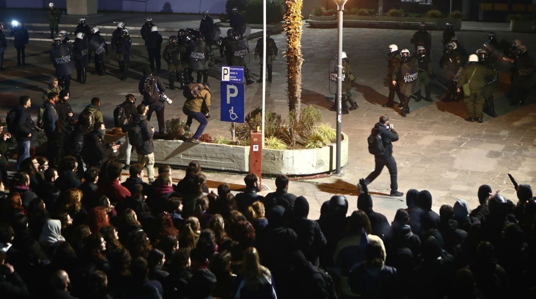 Και γιατί να μην πετούν μολότοφ στο ΑΠΘ;