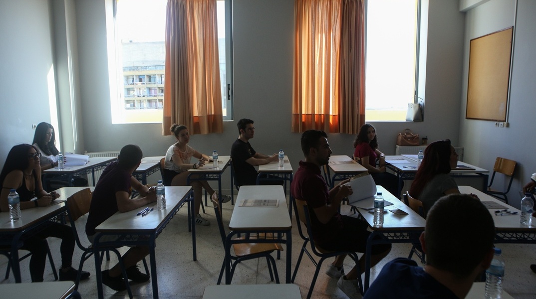 Υποψήφιος των Πανελληνίων γράφει στο τετράδιο απαντήσεων