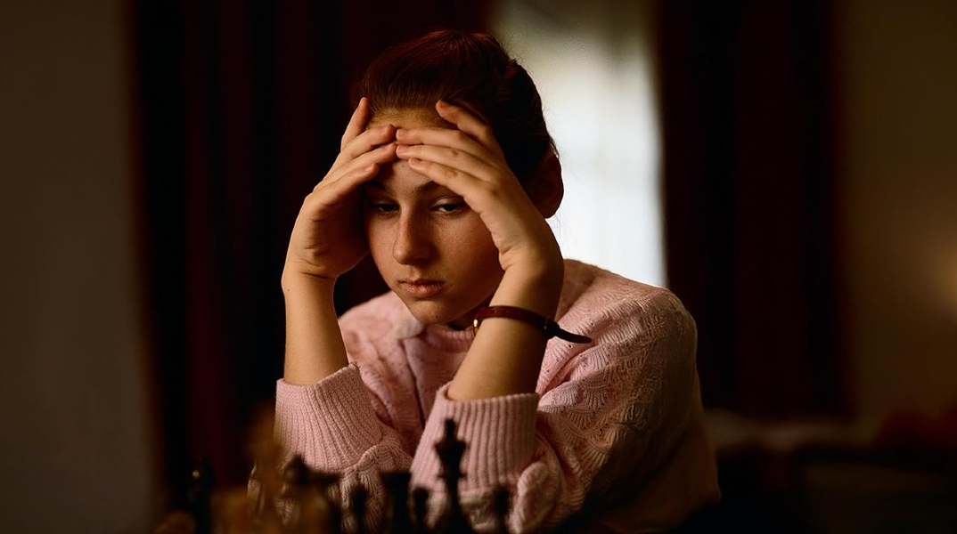 Queen of Chess: Είδαμε το ντοκιμαντέρ του Νetflix για τη Γιούντιτ Πόλγκαρ, την σπουδαιότερη σκακίστρια όλων των εποχών και τη μάχη της απέναντι στα στερεότυπα. 