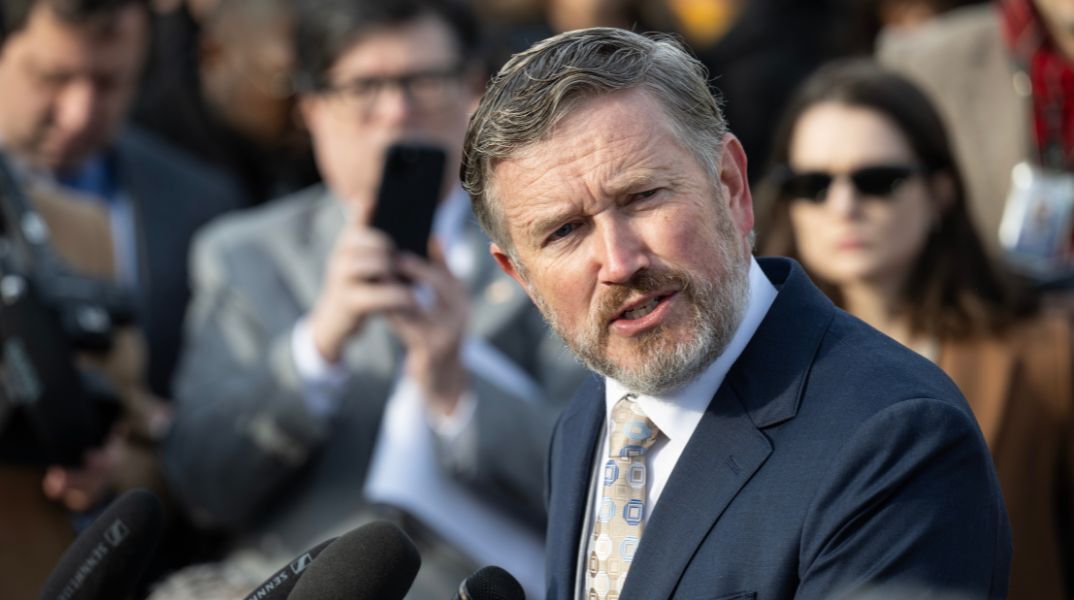 Οι φάκελοι Έπσταϊν «ενοχοποιούν» άλλους έξι άνδρες - Ο Ρεπουμπλικανός Τόμας Μάσι αφήνει ανοιχτό το ενδεχόμενο να αποκαλύψει ονόματα 