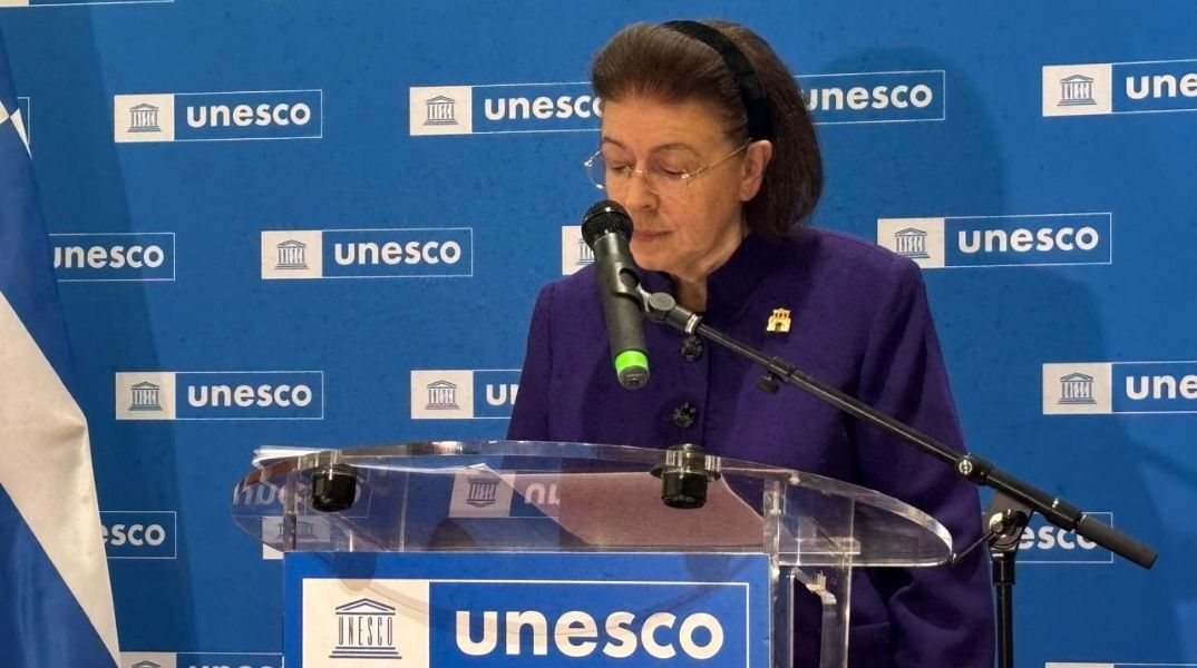 Η Λίνα Μενδώνη εγκαινίασε στην Unesco έκθεση για την ελληνική γλώσσα, αναδεικνύοντας τον ρόλο της ως θεμέλιο πολιτισμού και δημοκρατίας.