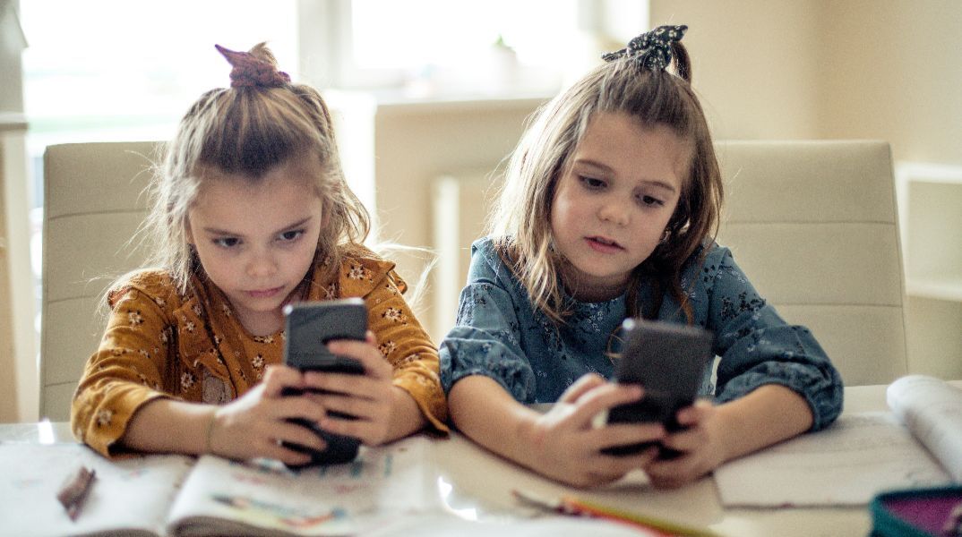 Παπαστεργίου για social media: Τα παιδιά μας κινδυνεύουν - Ερχονται απαγορεύσεις και περιορισμοί ανάλογα με την ηλικία