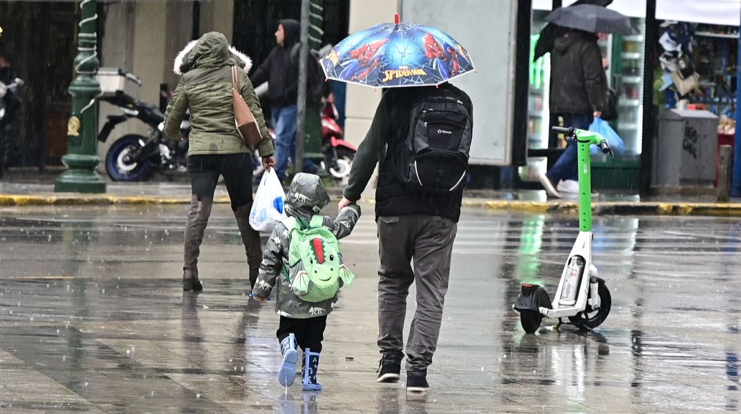 Ο καιρός την Τσικνοπέμπτη: Ποιες ώρες θα βρέχει στην Αττική  -Πού θα σημειωθούν έντονες καταιγίδες