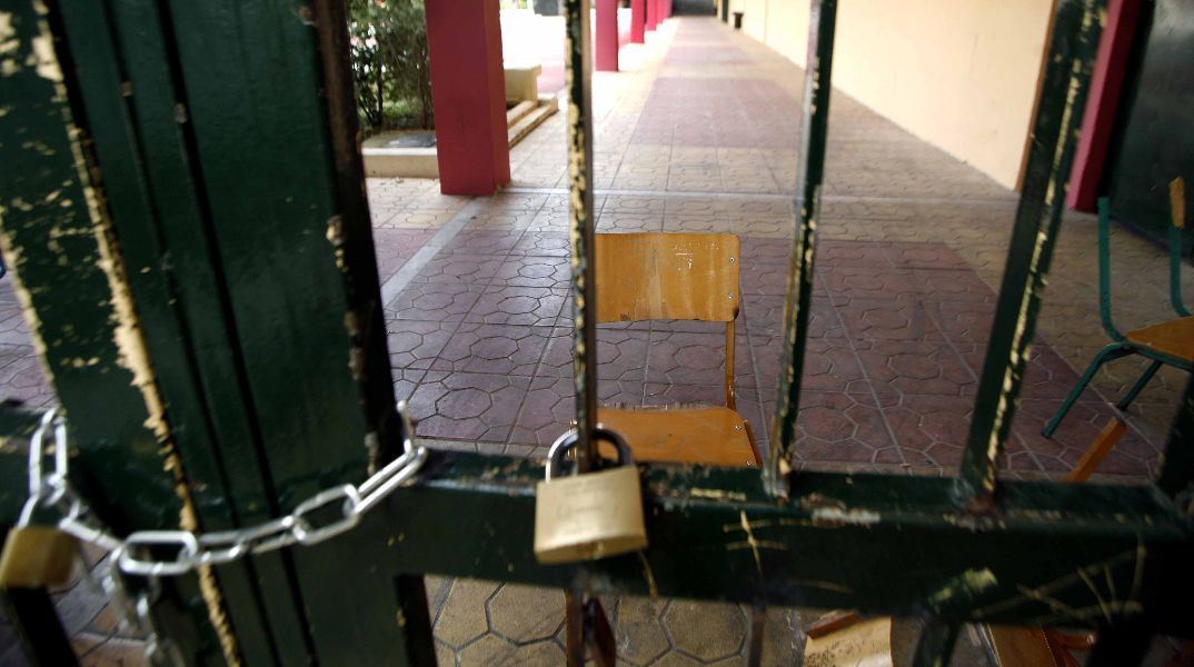 Χαλάνδρι: Γονείς καταγγέλλουν τη διευθύντρια ότι βάζει τα παιδιά να σκάβουν με αντάλλαγμα το σβήσιμο απουσιών