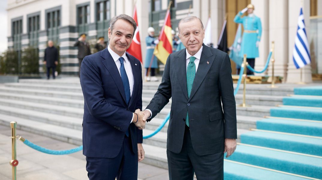 O Κυριάκος Μητσοτάκης και ο Ρετζέπ Ταγίπ Ερντογάν έξω από το Λευκό Παλάτι της Άγκυρας