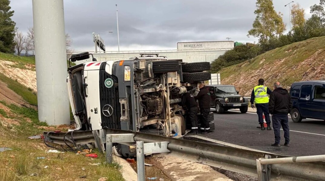 Τροχαίο με ανατροπή απορριμματοφόρου στην Περιφερειακή Αιγάλεω