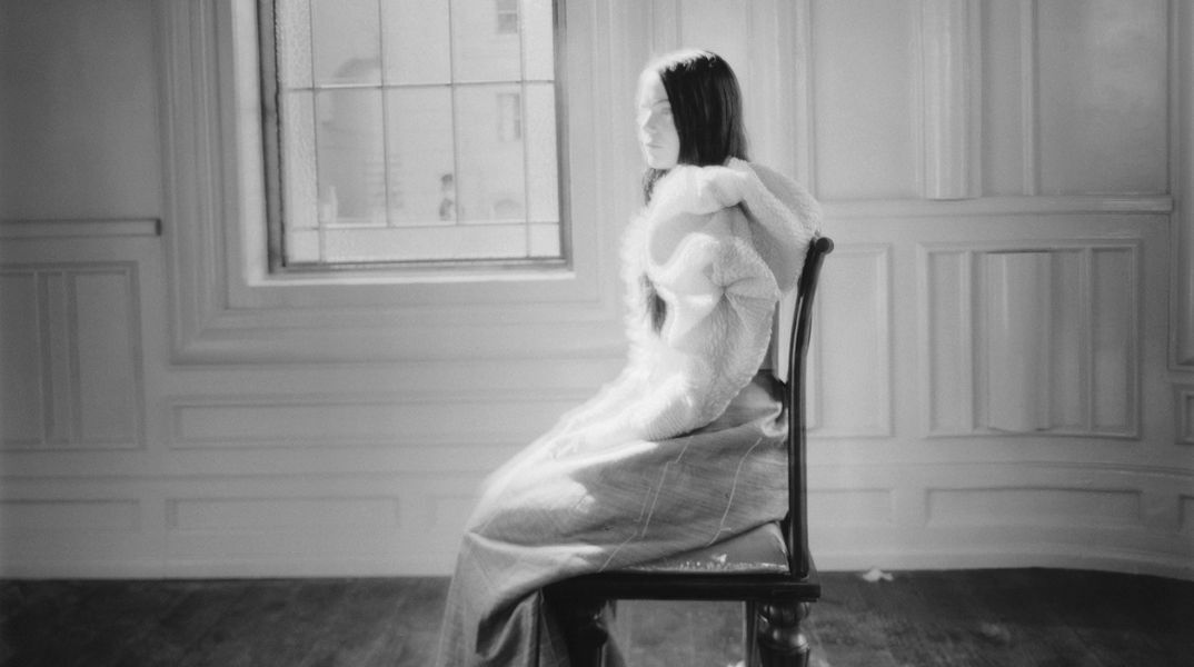 Η Στέγη Ιδρύματος Ωνάση παρουσιάζει τη μεγαλύτερη έκθεση φωτογραφίας του Γιώργου Λάνθιμου, με 182 έργα και νέο υλικό από τις ταινίες και την Ελλάδα.