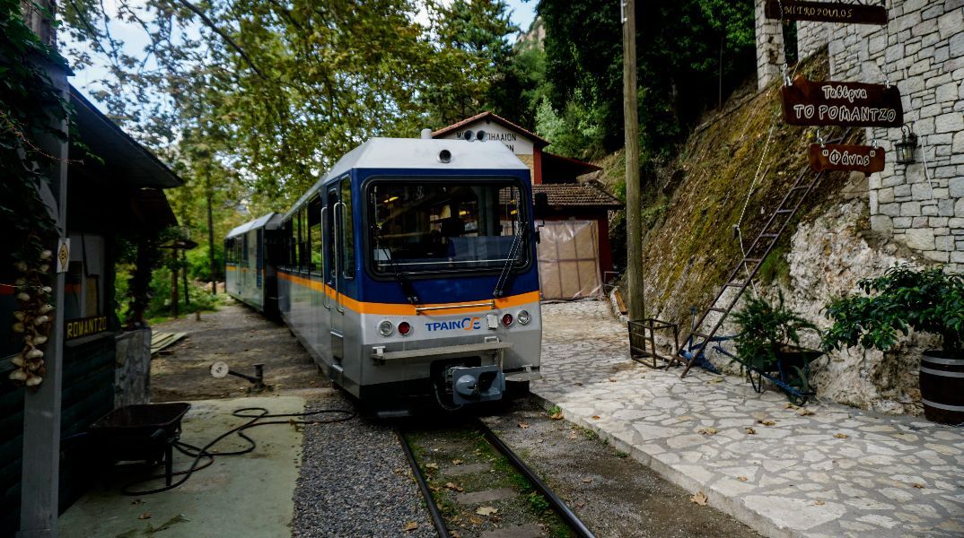 Έφτασαν στο Διακοπτό οι 77 επιβάτες του Οδοντωτού που είχαν εγκλωβιστεί στην αμαξοστοιχία λόγω βλάβης