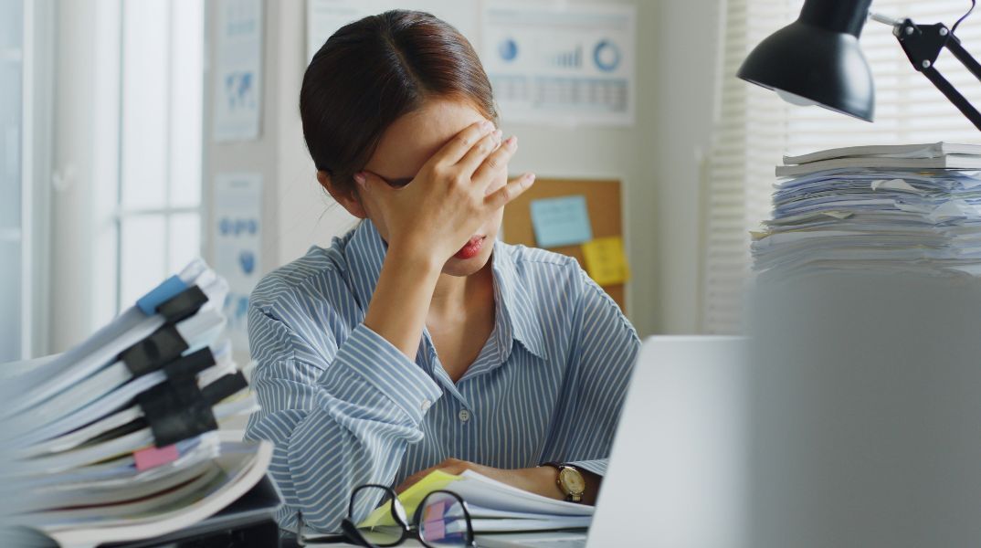 Μελέτη αποκαλύπτει ότι η πιο εξαντλητική ηλικία της ζωής είναι τα 40, λόγω μειωμένης ενέργειας και αυξημένων ευθυνών σε εργασία και οικογένεια.