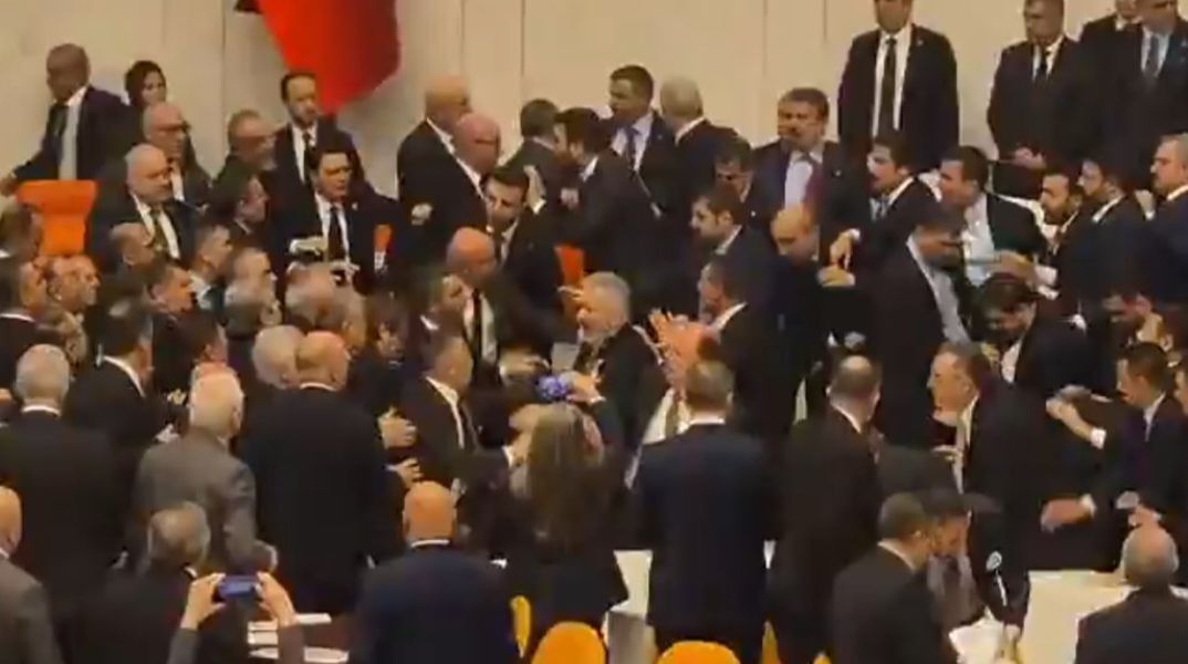 Σκηνές χάους και άγριο ξύλο στην τουρκική Βουλή κατά την ορκωμοσία του υπουργού ΔικαιοσύνηςΣκηνές χάους και άγριο ξύλο στην τουρκική Βουλή κατά την ορκωμοσία του υπουργού Δικαιοσύνης