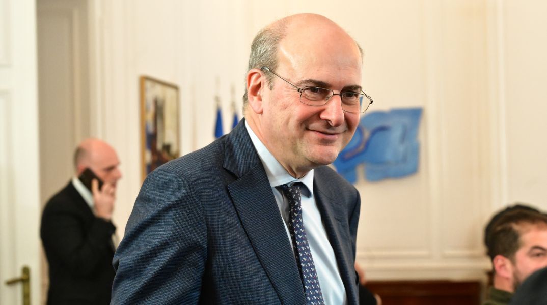 Ο Κωστής Χατζηδάκης μιλά για «Ελληνικό σε μικρογραφία» στον Ελαιώνα και ανακοινώνει επιτάχυνση έργων, με επίκεντρο το γήπεδο του Παναθηναϊκού και τις αναπλάσεις.