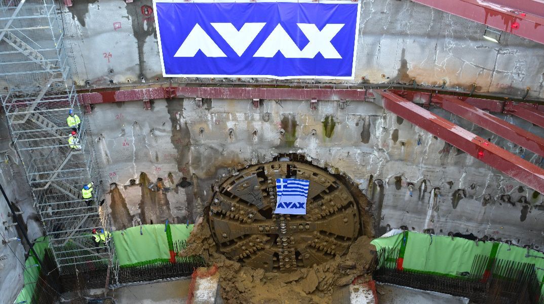 O μετροπόντικας «Αθηνά» στον σταθμό του Ευαγγελισμού