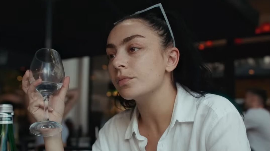 Η ποπ σταρ Charli XCX αναλαμβάνει τον πρώτο της μεγάλο δραματικό ρόλο στην ταινία Erupcja - Κυκλοφόρησε το πρώτο τρέιλερ