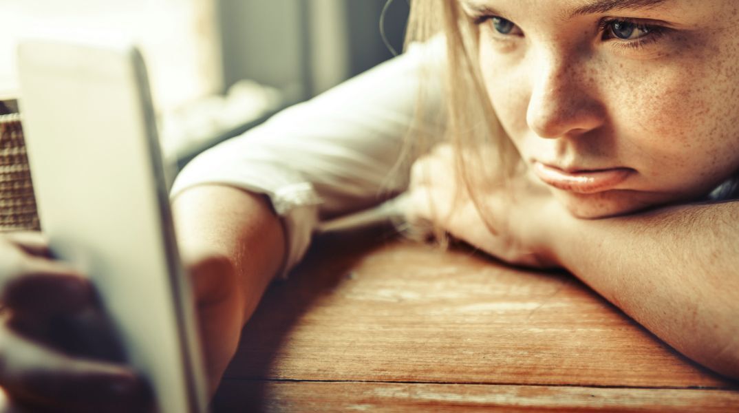 Η προβληματική χρήση κινητών και social media σε εφήβους συνδέεται με αυξημένο κίνδυνο ψυχικών διαταραχών και χρήσης ουσιών, σύμφωνα με νέα μελέτη.