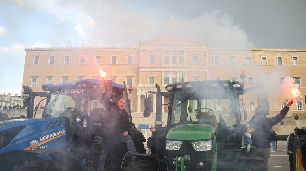 Αγρότες πάνω στα τρακτέρ τους μπροστά από τη Βουλή στο Σύνταγμα
