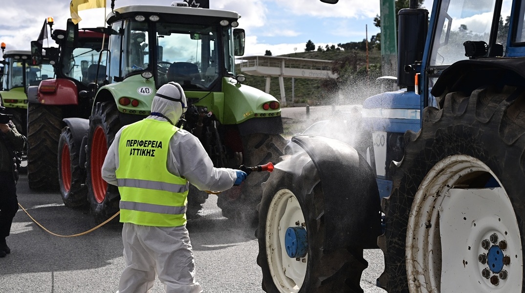 Οι αγρότες κατεβαίνουν στο Σύνταγμα - Δείτε εικόνες από την απολύμανση των τρακτέρ και το κομβόι