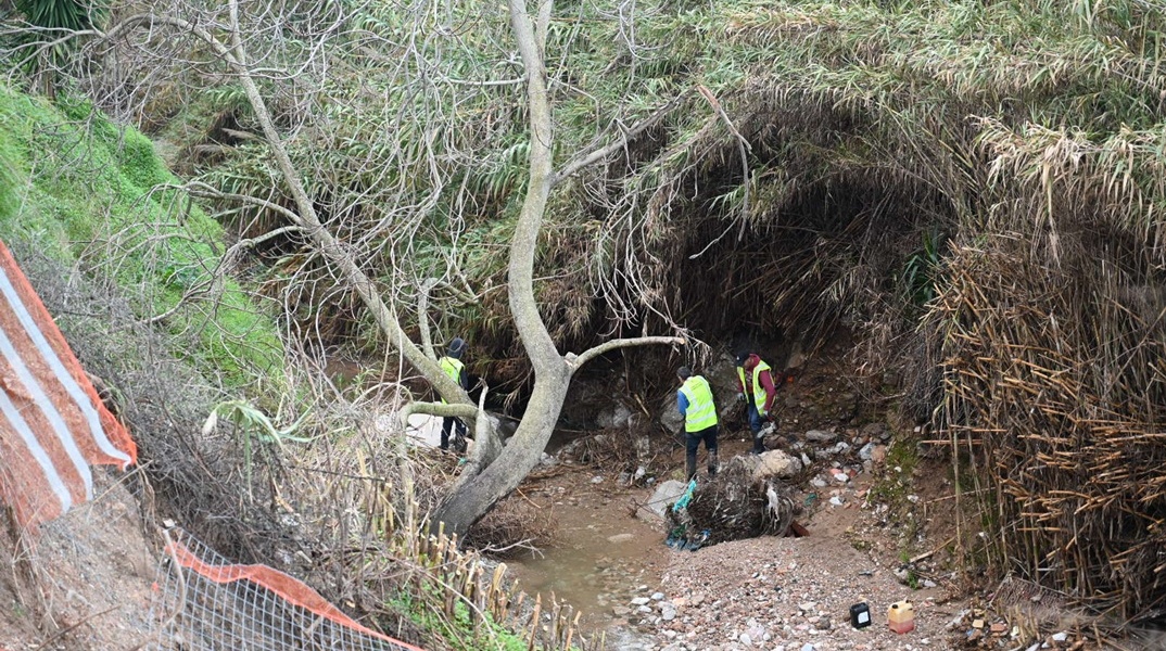Αυτοψία Χαρδαλιά στο ρέμα της Πικροδάφνης - Σε εξέλιξη τα έργα μετά τις πλημμύρες του Δεκεμβρίου