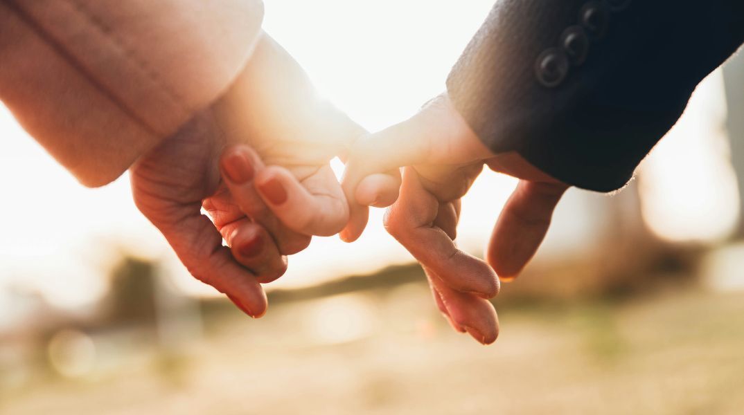 Ειδικός σχέσεων εξηγεί πώς η ανταπόκριση σε μικρές, καθημερινές κινήσεις επικοινωνίας μπορεί να προβλέψει το μέλλον ενός ζευγαριού και την επιτυχία ενός γάμου.