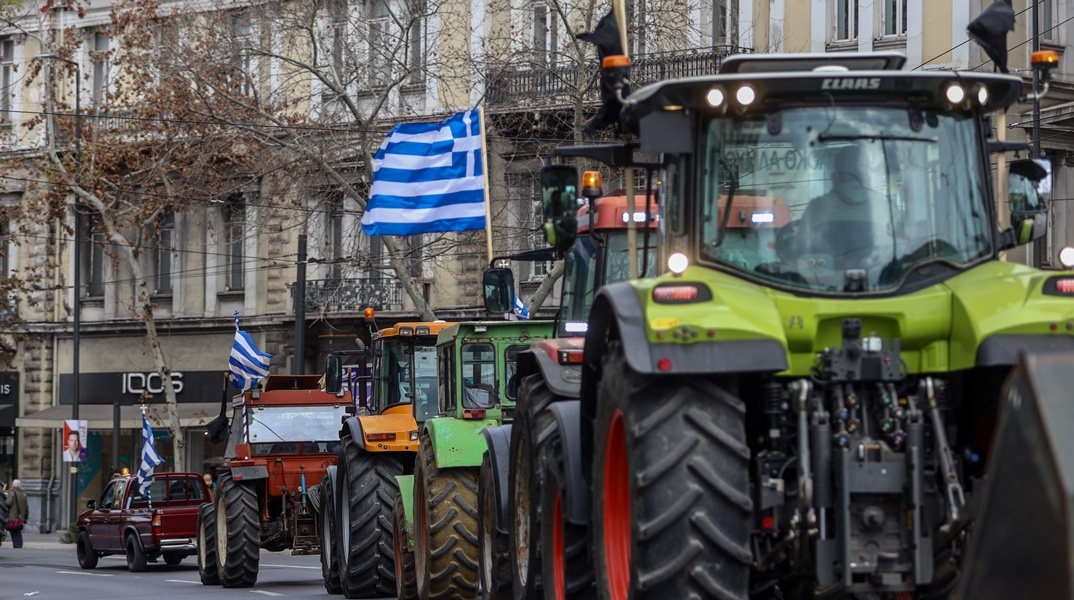 Τρακτέρ σε δρόμο της Αθήνας