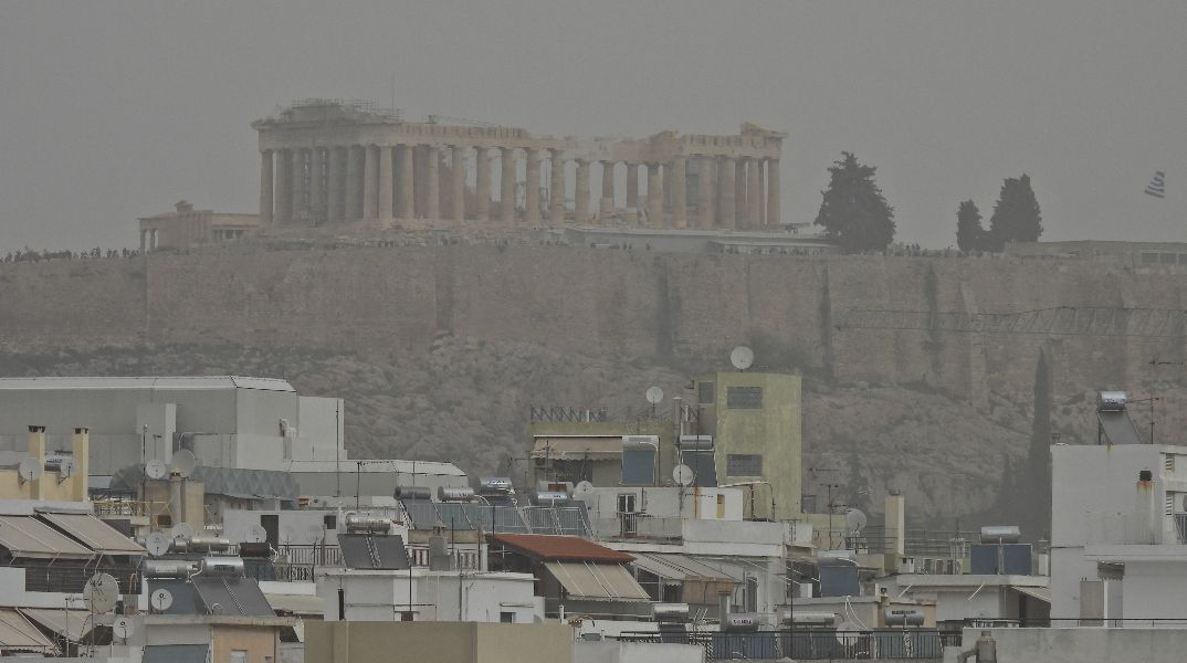 H αφρικανική σκόνη «έπνιξε» την Αθήνα: Αποπνικτική η ατμόσφαιρα 