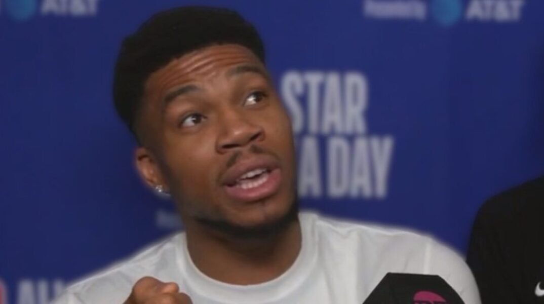 Ο Γιάννης Αντετοκούνμπο κλήθηκε να απαντήσει στο δίλημμα «Μέσι ή Κριστιάνο Ρονάλντο» και έδωσε μία άκρως απολαυστική απάντηση.