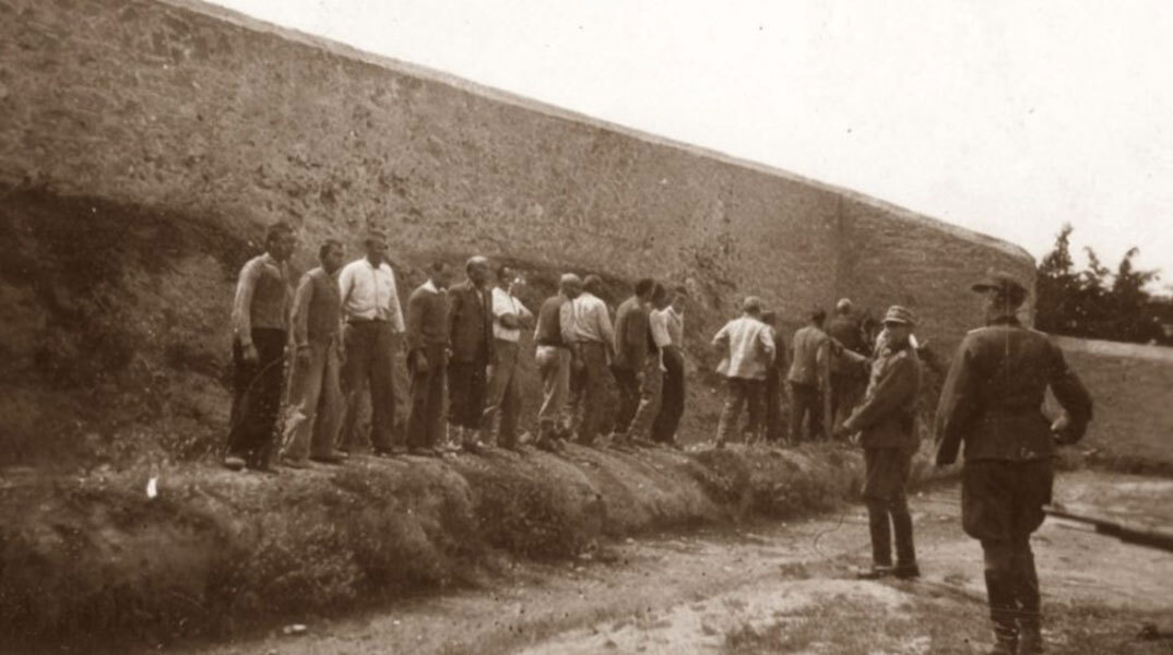 Φωτογραφία που φέρεται να απεικονίζει την εκτέλεση 200 Ελλήνων αντιστασιακών στο Σκοπευτήριο της Καισαριανής το 1944