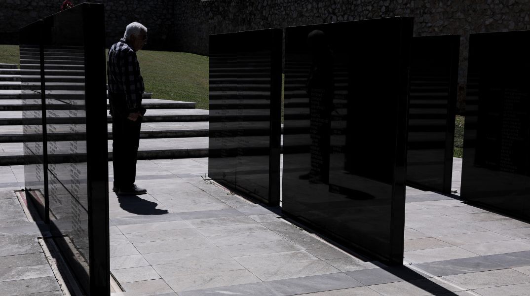 Το Athens Review of Books παρουσιάζει τον διορθωμένο κατάλογο των 200 της Καισαριανής, επισημαίνοντας λάθη και παραποιήσεις που διατηρήθηκαν επί δεκαετίες.