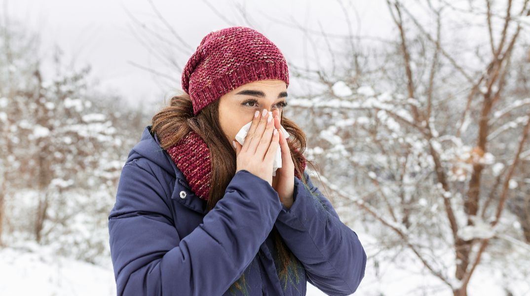 Μη βγεις έξω στο κρύο, θα αρρωστήσεις: Αλήθεια ή μύθος; - Eιδικοί εξηγούν