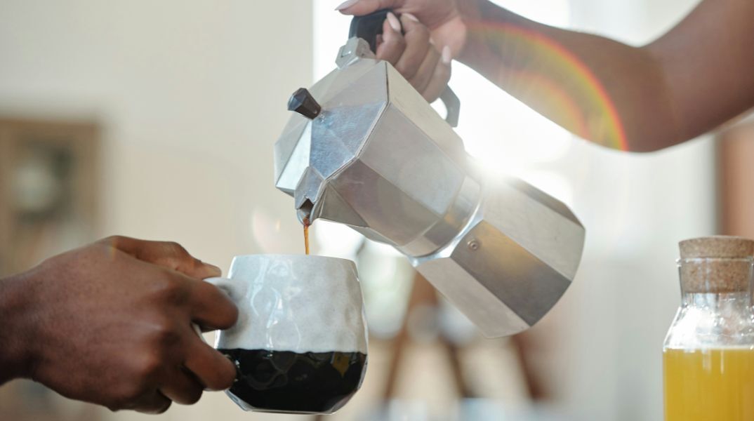 Μελέτη σε 131.000 άτομα δείχνει ότι 2-3 φλιτζάνια καφέ ή τσαγιού μειώνουν τον κίνδυνο άνοιας έως 20% - Η καφεΐνη φαίνεται να προσφέρει νευροπροστασία.