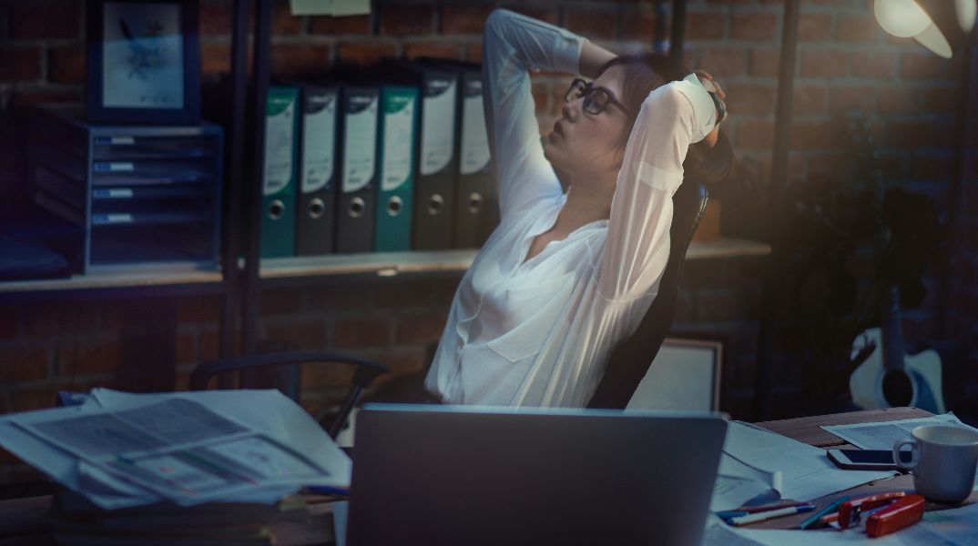 Burnout: Γιατί δεν φταίει (μόνο) η δουλειά και γιατί δεν αρκεί μια άδεια όταν νιώθουμε υπερκόπωση