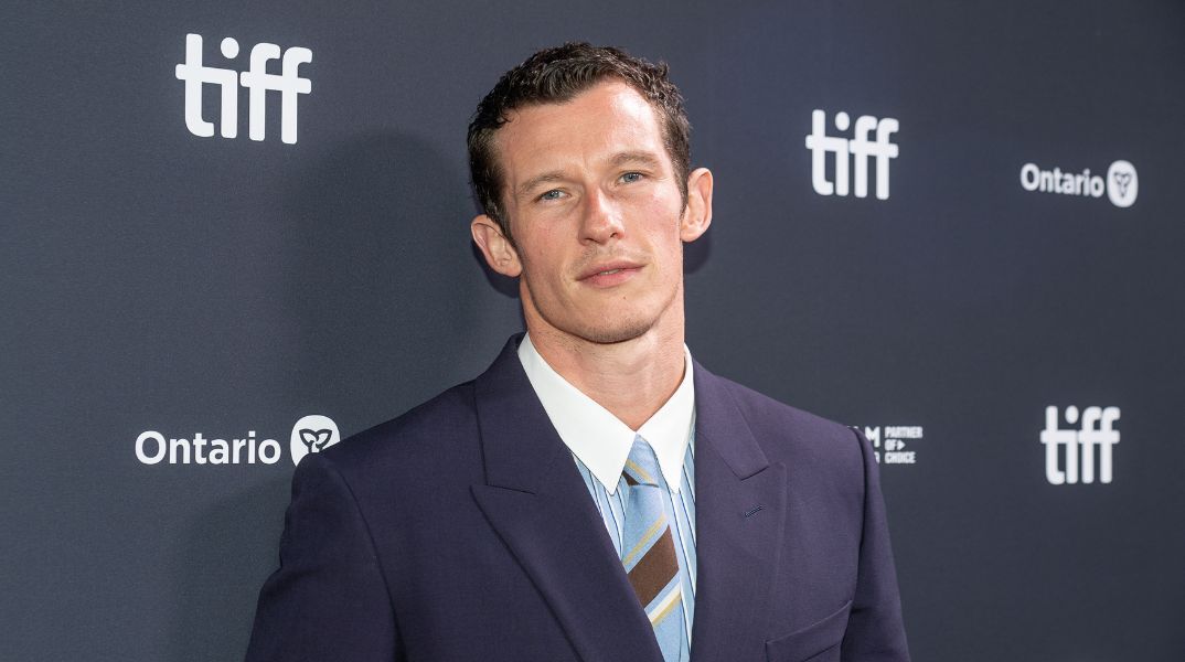 Ο Κάλουμ Τέρνερ δεν σχολιάζει τις φήμες ότι θα γίνει ο νέος Μποντ, παρά το ότι θεωρείται φαβορί - Συνεχίζονται οι εικασίες για τον επόμενο 007 και το νέο καστ.