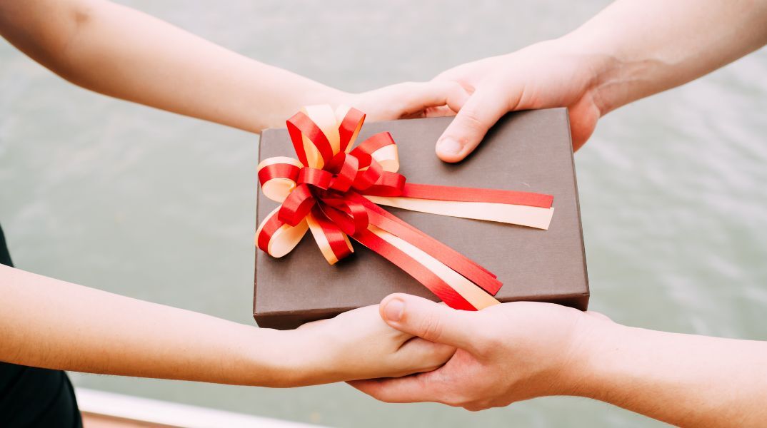 Ποιοι γιορτάζουν σήμερα 18 Φεβρουαρίου 2026; Το εορτολόγιο της Athens Voice σου τους θυμίζει. Μην ξεχάσεις να τους δώσεις τις καλύτερες ευχές σου!