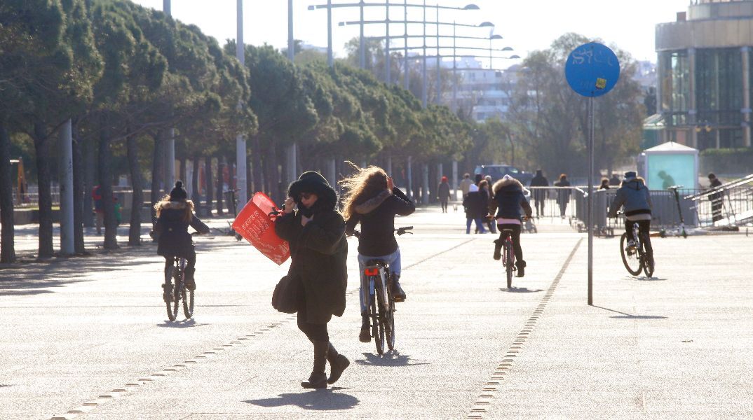 Καιρός: Καμπανάκι Τσατραφύλλια για θυελλώδεις ανέμους στη Θεσσαλονίκη