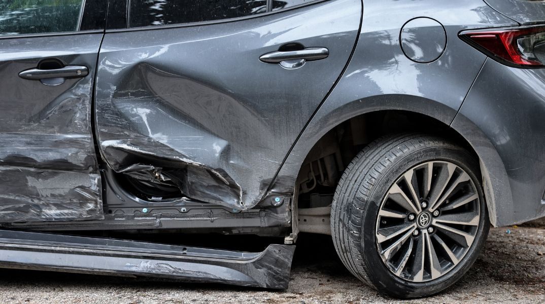 Ποινική δίωξη για την 36χρονη τραγουδίστρια που οδηγώντας μεθυσμένη στο Κολωνάκι προκάλεσε συνεχόμενες εκτεταμένες ζημιές σε πέντε σταθμευμένα οχήματα.