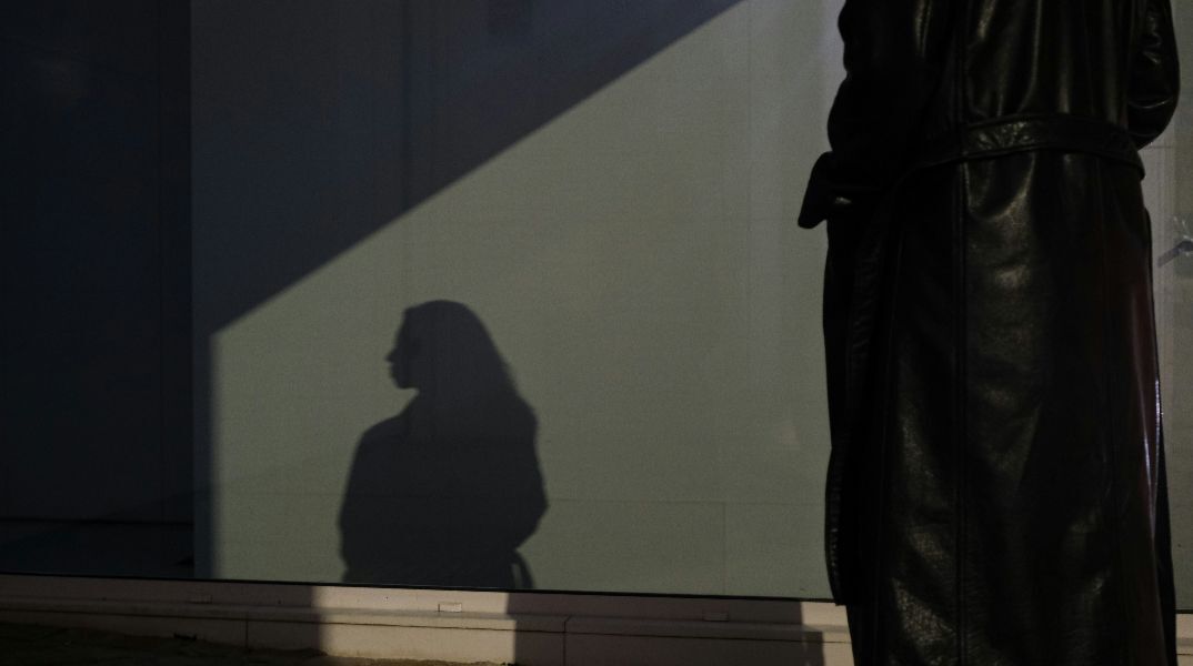 Στη φυλακή 55χρονη stalker: Είχε γίνει «σκιά» δημοσιογράφου για 15 χρόνια, της έστελνε δώρα, της ζητούσε να βγουν