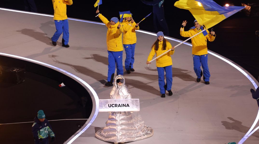 Ρωσίδα κράτησε το πλακάτ της ουκρανικής αποστολής στην τελετή έναρξης των Χειμερινών Ολυμπιακών Αγώνων, στέλνοντας μήνυμα συμπαράστασης κατά του πολέμου.