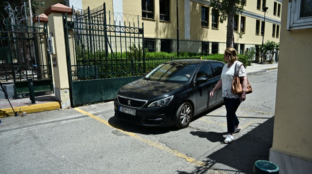 Συναγερμός στην Ευελπίδων: Κρατούμενος φέρεται να απέδρασε από τα δικαστήρια