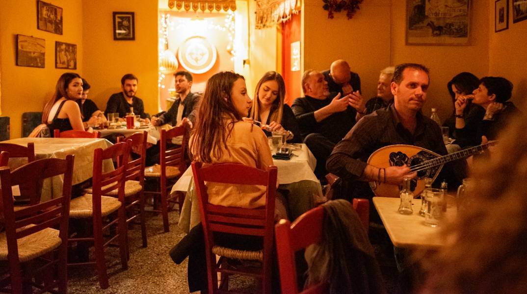 Μια βραδιά στα underground μπουζουκάκια της Αθήνας