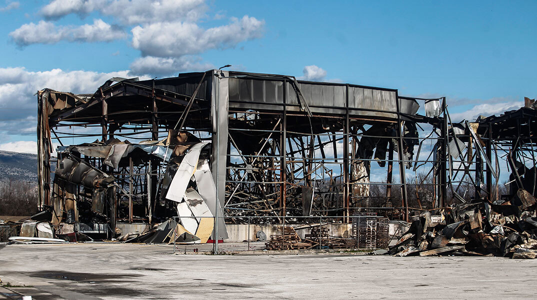 Βιολάντα: Οι κατεστραμμένες εγκαταστάσεις από την έκρηξη και πυρκαγιά στη μπισκοτοβιομηχανία στα Τρίκαλα, που προκάλεσε τον θάνατο πέντε εργαζόμενων γυναικών.
