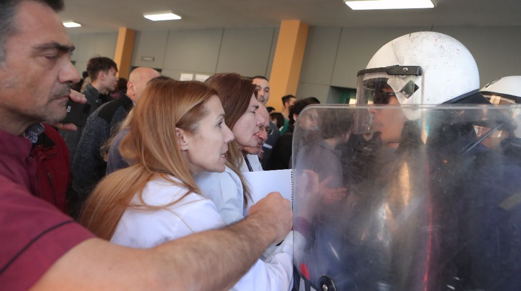 Νίκαια: Ένταση στο Γενικό Κρατικό κατά την επίσκεψh Γεωργιάδη - Επεισόδια και αποδοκιμασίες