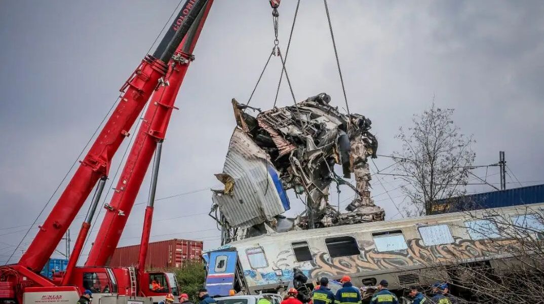 Γερανός στον τόπο του δυστυχήματος στα Τέμπη