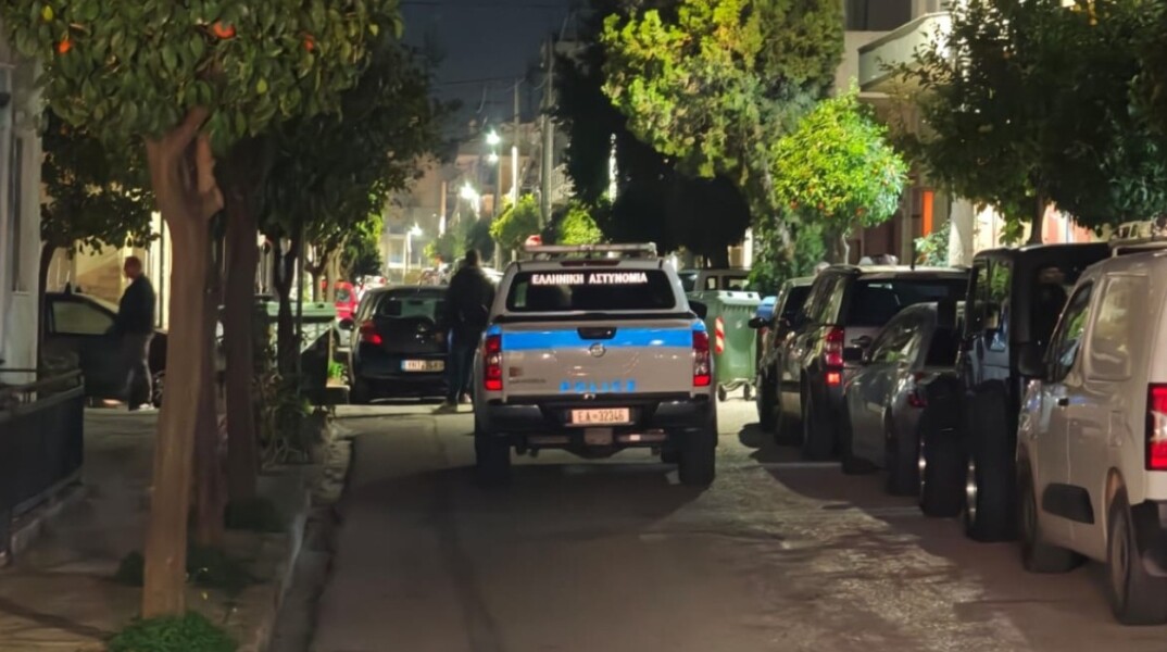 Έκρηξη στον Κορυδαλλό: Ζημιές σε έξι ΙΧ και σε κατοικία από χειροβομβίδα αμυντικού τύπου